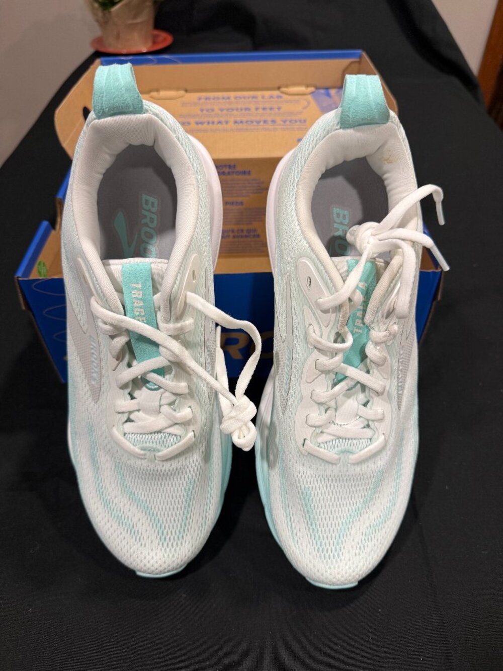 Brooks Trace 4 Women’s 9.5 Running Shoes Bright White Limpet Oyster Worn Once